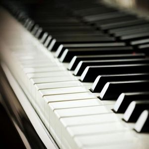 夫妻夜里看的AV
