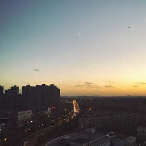 夫妻夜里看的AV
